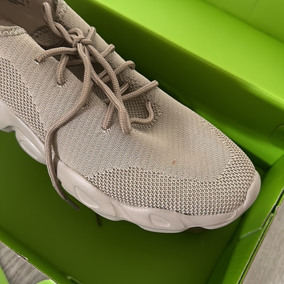 BNIB men’s sneakers - Picture 4 of 6